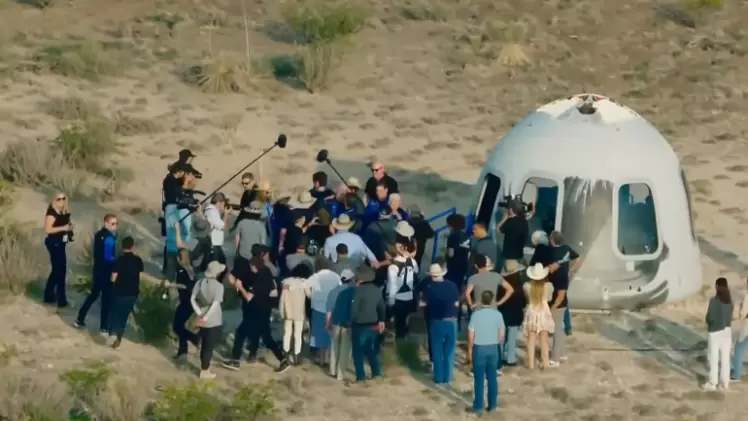 بيزوس عقب عودته من رحلته السياحية القصيرة إلى الفضاء الخارجي