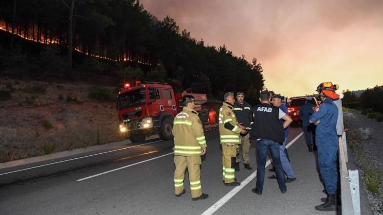 جانب من أعمال مجموعة البحث والانقاذ في إخماد حرائق تركيا