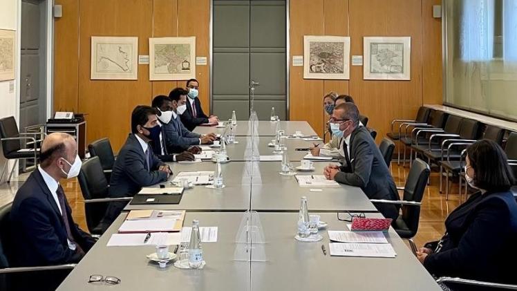 جانب من المشاورات