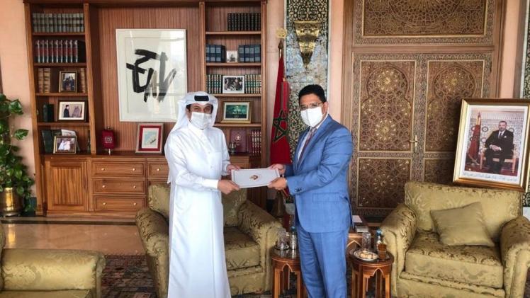سفير دولة قطر لدى الرباط خلال تسليمه الرسالة لوزير  الشؤون الخارجية المغربي
