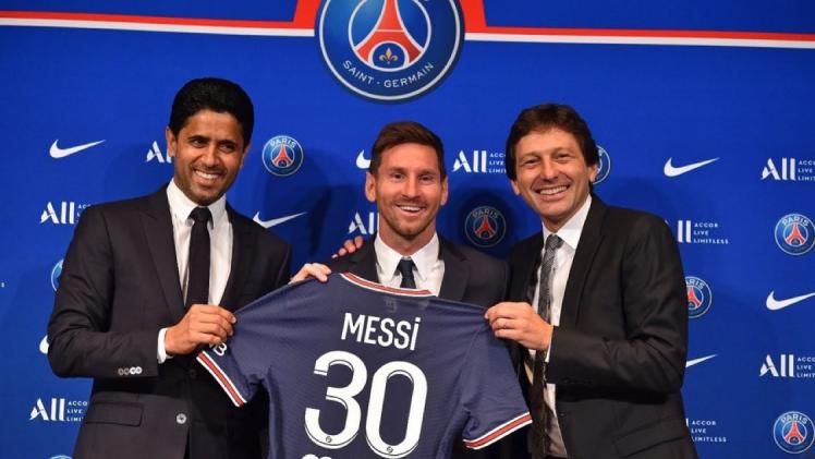 اللاعب ليونيل ميسي مع إدارة فريقه الجديد