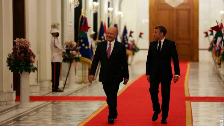 ماكرون برفقة الرئيس العراقي في القصر الرئاسي ببغداد