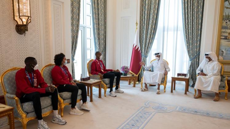 سمو الأمير المفدى مستقبلا ابطال فريق الأدعم الأولمبي