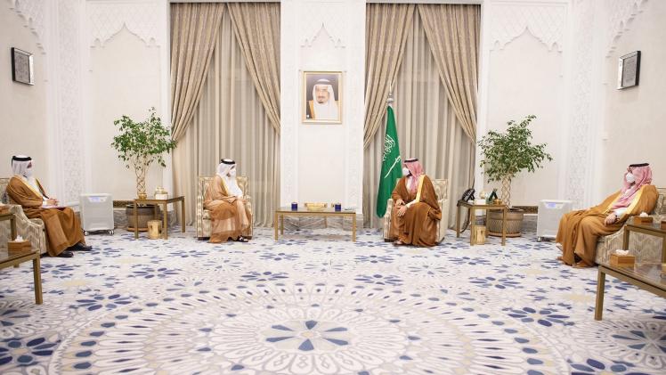 سعادة وزير الخارجية خلال تسليمه الرسالة لولي العهد السعودي