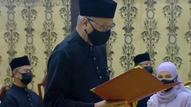 رئيس الوزراء الماليزي الجديد خلال تأدية اليمين الدستورية