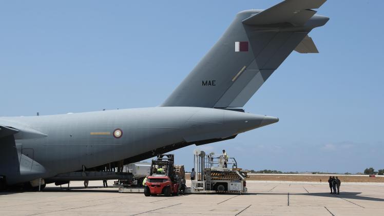 الطائرة القطرية المحملة بالمساعدات لحظة وصولها بيروت