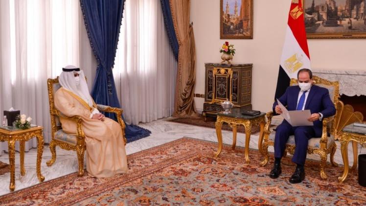 وزير الخارجية الكويتي خلال تسليمه الرسالة للرئيس السيسي