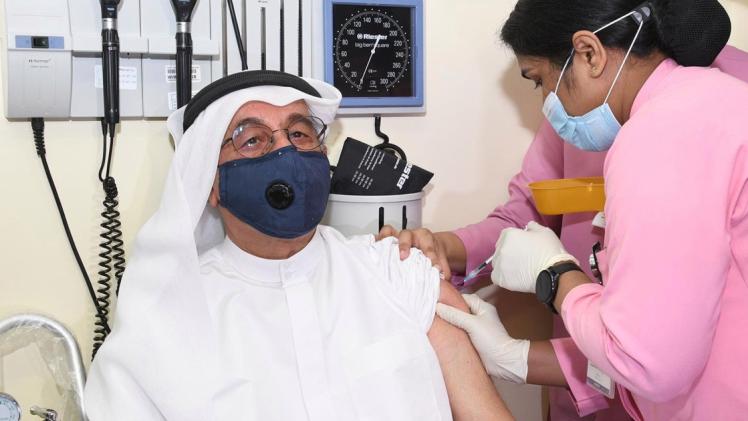 الدكتور عبدالله الكبيسي مدير جامعة قطر الاسبق أثناء تلقيه اللقاح