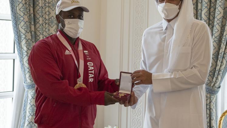 سمو الأمير خلال استقبال اللاعب عبد القادر ومنحه الوسام