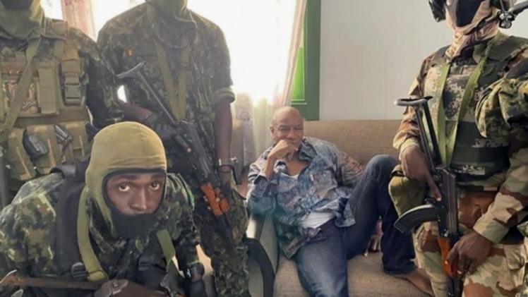 جنود من القوات الخاصة في غينيا وهم يعتقلون الرئيس ألفا كوندي