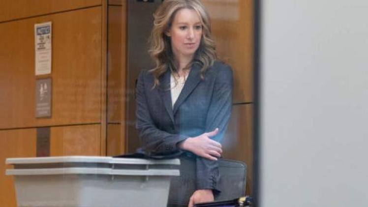 رائدة الأعمال الأمريكية في مجال التكنولوجيا الحيوية إليزابيث هولمز