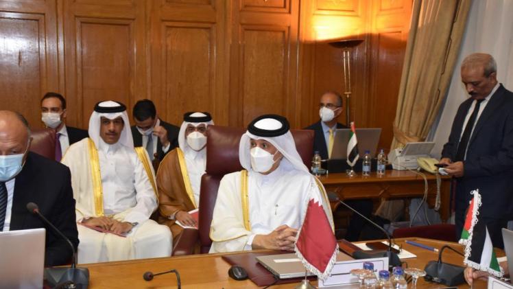 سعادة السيد سلطان بن سعد المريخي وزير الدولة للشؤون الخارجية خلال الاجتماع