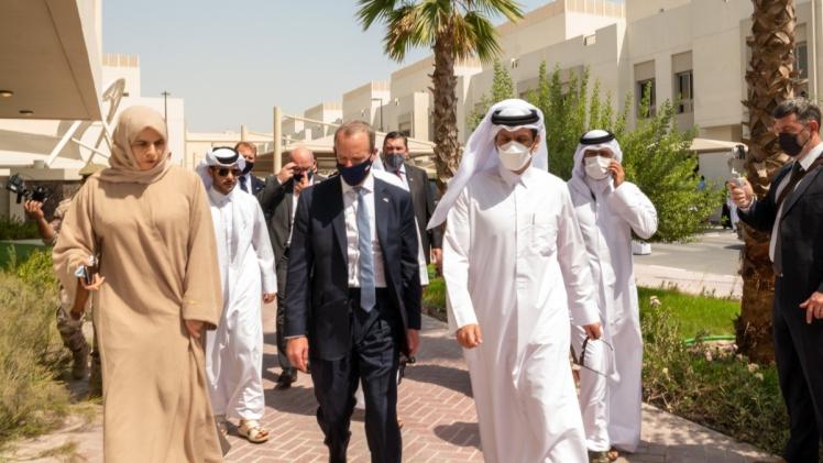 وزير الخارجية ونظيره البريطاني خلال زيارة المساكن المؤقتة