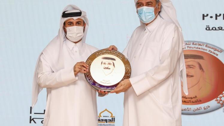 جانب من تسليم الدرع