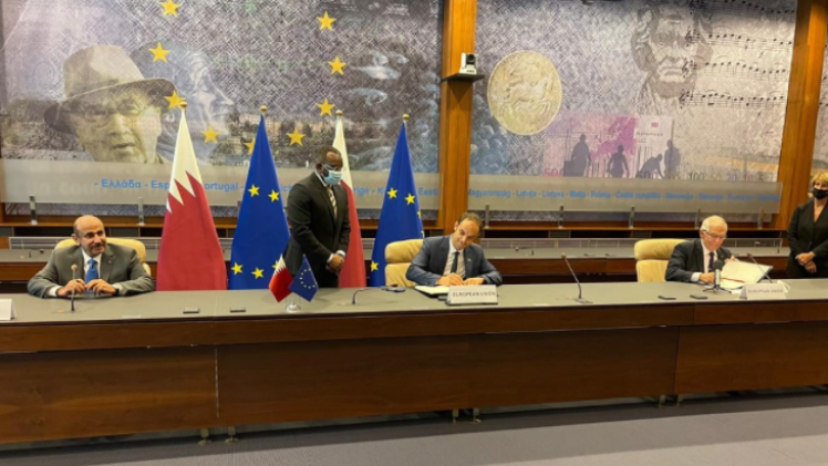 اثناء التوقيع على الاتفاقية