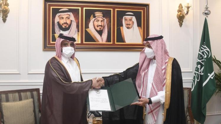 جانب من تسلُم الإجازة القنصلية