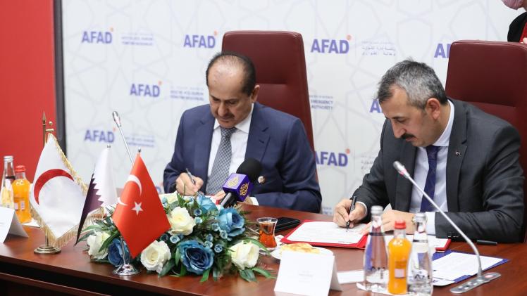 جانب من التوقيع