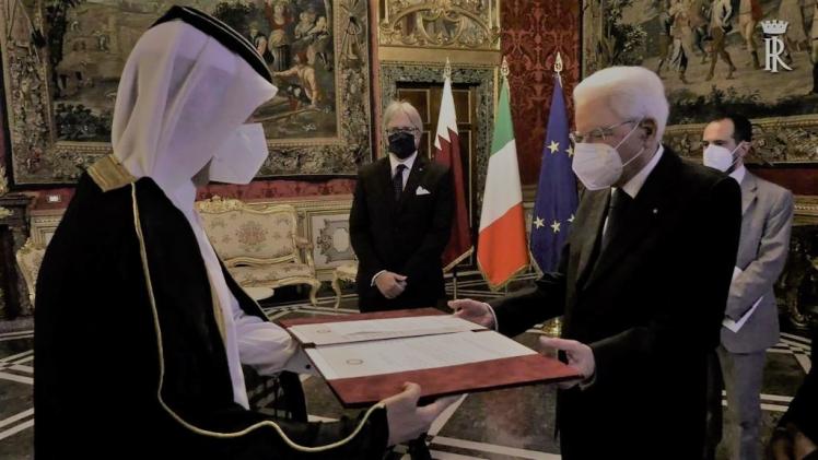 خلال تسليم نسخة من أوراق الاعتماد