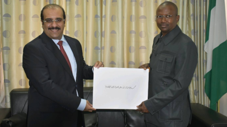 خلال تسليم نسخة من أوراق الاعتماد