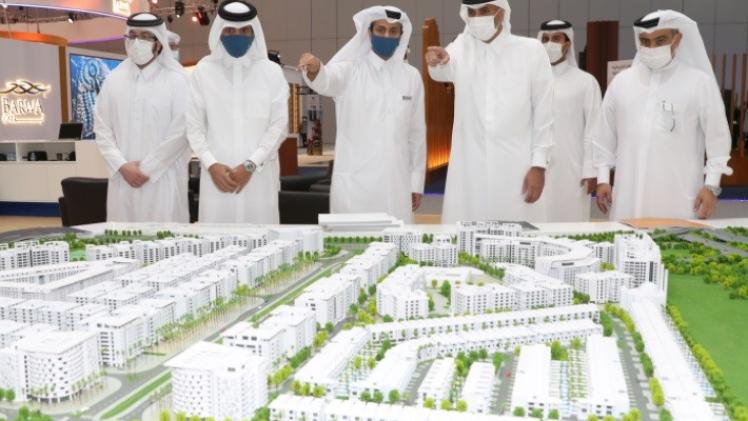 معالي رئيس مجلس الوزراء ووزير الداخلية خلال زيارة المعرض