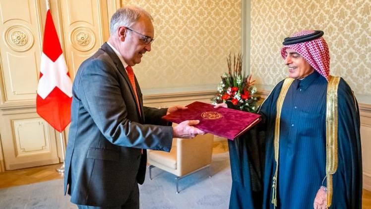 خلال تسليم نسخة من أوراق الاعتماد