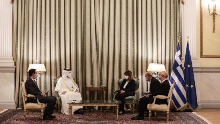 خلال تسليم نسخة من أوراق الاعتماد