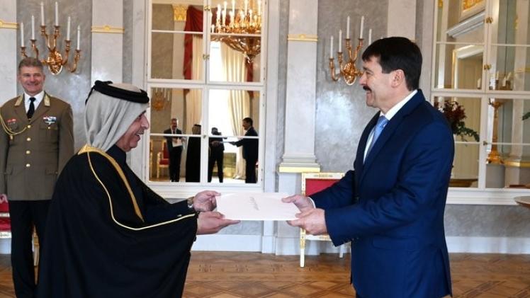 خلال تسليم نسخة من أوراق الاعتماد