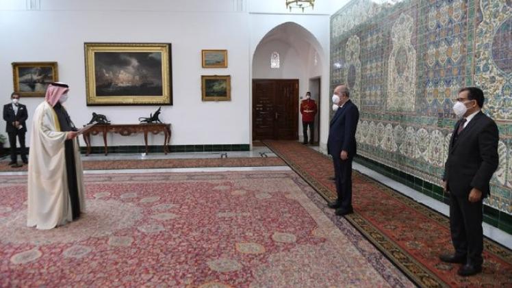 خلال تسليم نسخة من أوراق الاعتماد