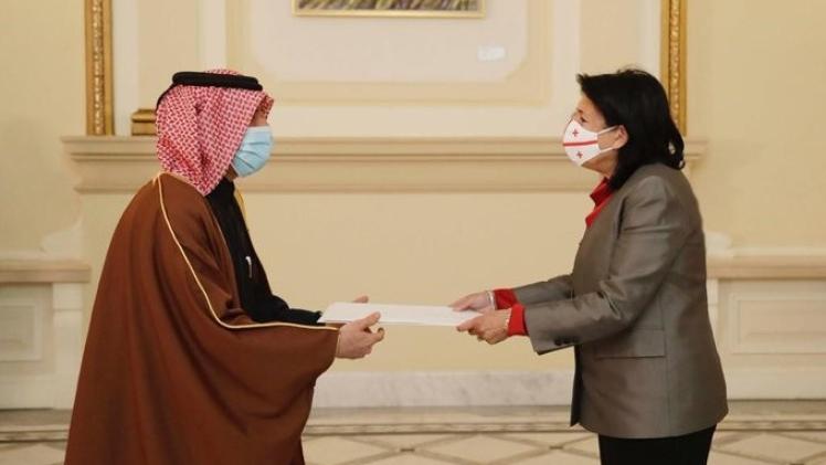 خلال تسليم نسخة من أوراق الاعتماد