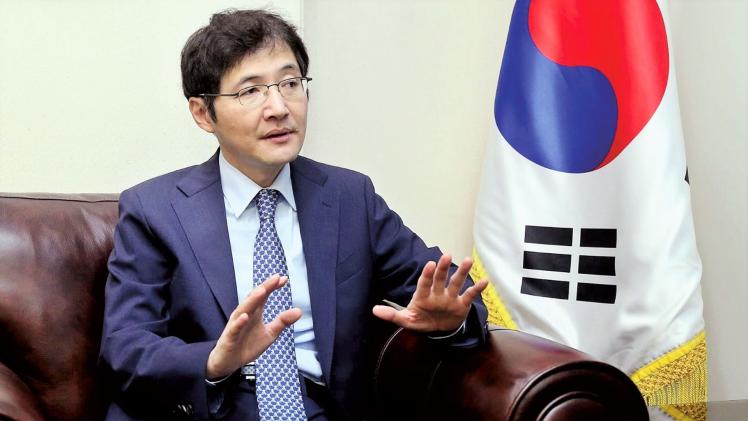 سعادة السيد جون هو لي سفير جمهورية كوريا