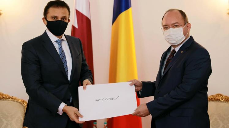 خلال تسليم نسخة من أوراق الاعتماد