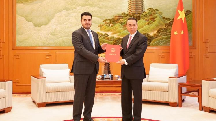 خلال تسليم نسخة من أوراق اعتماد قنصل عام قطر