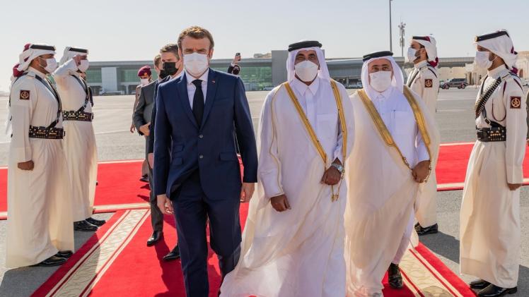 الرئيس الفرنسي مغادرا الدوحة