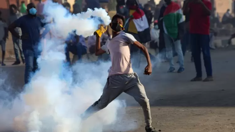 إصابة المئات في مظاهرات مناهضة لحكم الجيش