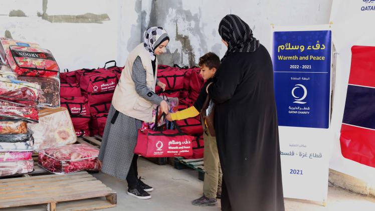 جانب من توزيع المساعدات