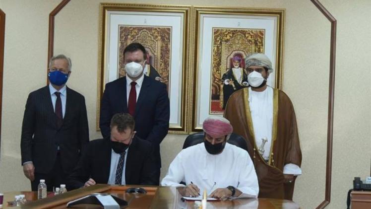 جانب من توقيع الاتفاقية