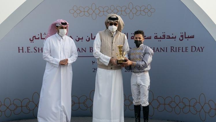 تكريم الشيخ جوعان للفائزين في سباق الخيل