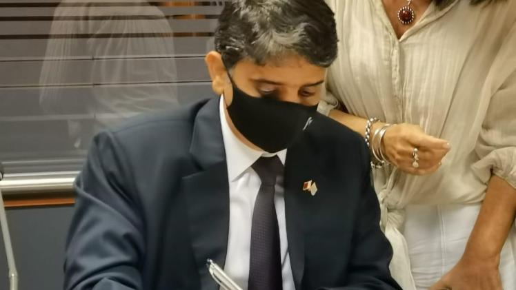 جانب من التوقيع