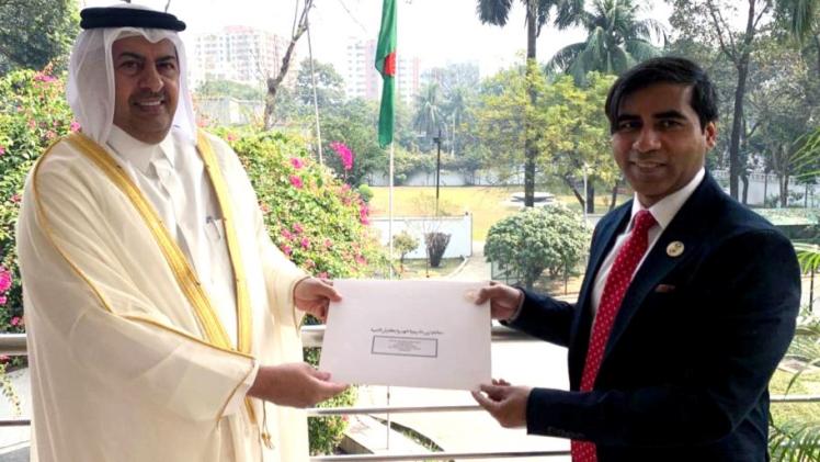 خلال تسليم نسخة من أوراق الاعتماد