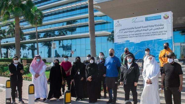 د. حنان الكواري بصحبة مسؤولي وزارة الصحة خلال مشاركتهم باليوم الرياضي