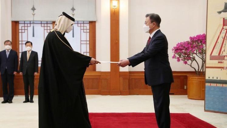 خلال تسليم نسخة من أوراق الاعتماد