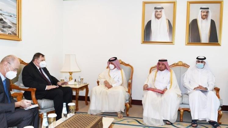 جانب من تسليم نسخة أوراق اعتماد سعادة السيد ياروسلاف كاماس