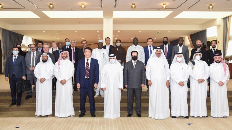 وزير البلدية في لقطة جماعية مع المشاركين في المنتدى