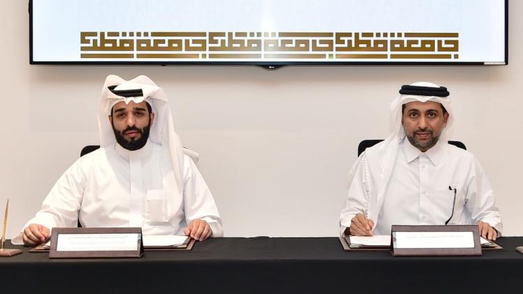 جانب من التوقيع