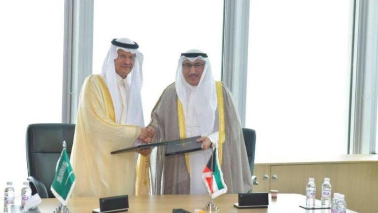 جانب من توقيع محضر التطوير