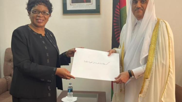 خلال تسليم نسخة من أوراق الاعتماد