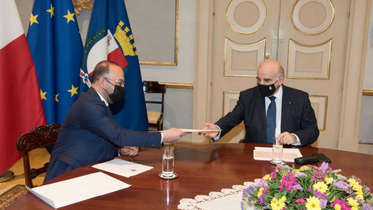 جانب من تسليم الرسالة الخطية