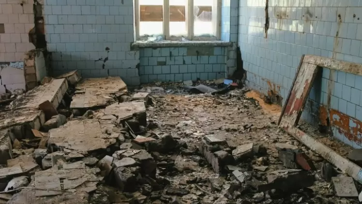 منزل عمة الشاب ويظهر عليه أثار التفجير