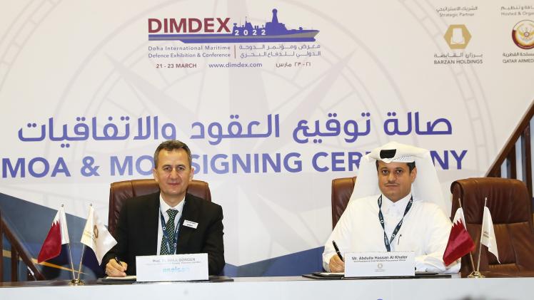 جانب من توقيع العقود