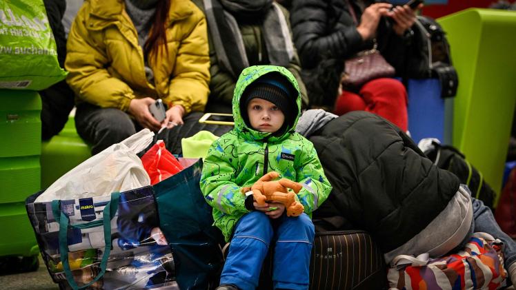 اللاجئون الأوكرانيون ينتظرون الدخول إلى الدول المجاورة